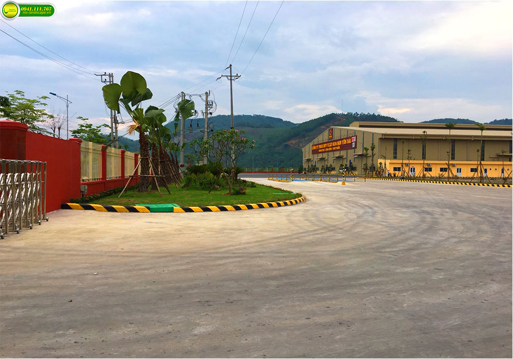Thi công cảnh quan nhà máy 2 THI CONG TRONG CAY NHA MAY 13